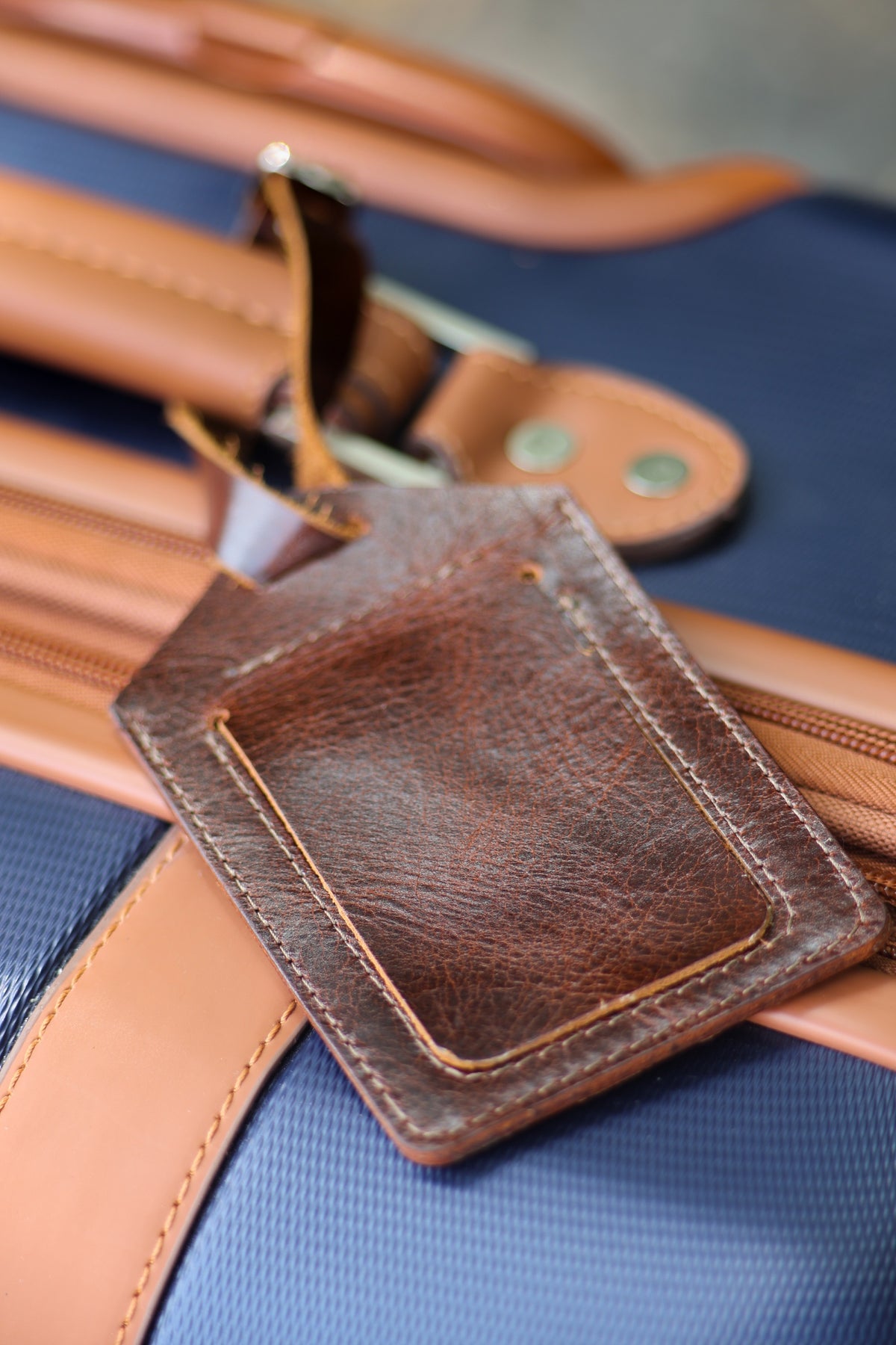 The Detroiter luggage tag in Brown, strap buckle detail