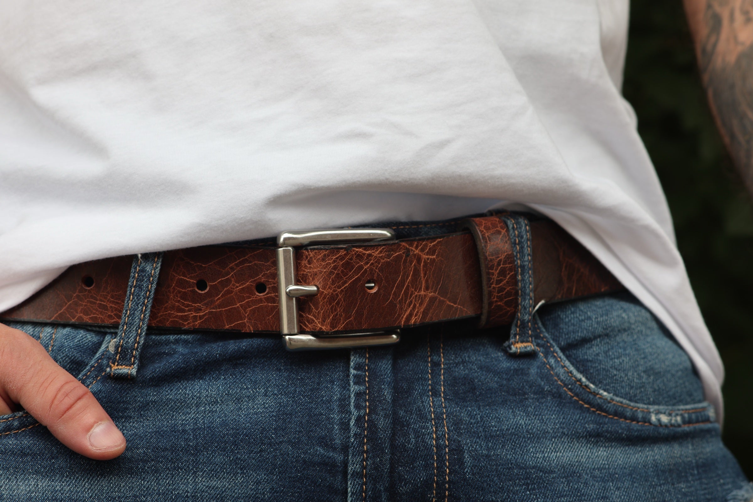 The Jefferson belt in Antique Brown, buckle and grain detail
