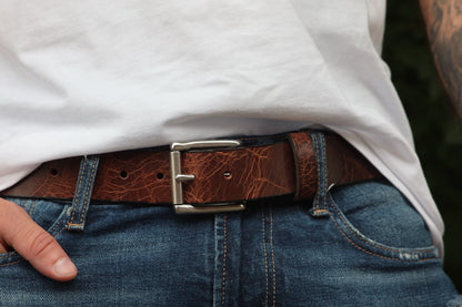 The Jefferson belt in Antique Brown, buckle and grain detail